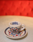 Tazzina da caffè con decoro maiolicato