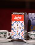 Due tazzine da caffè e latta di caffè Gambrinus 250gr