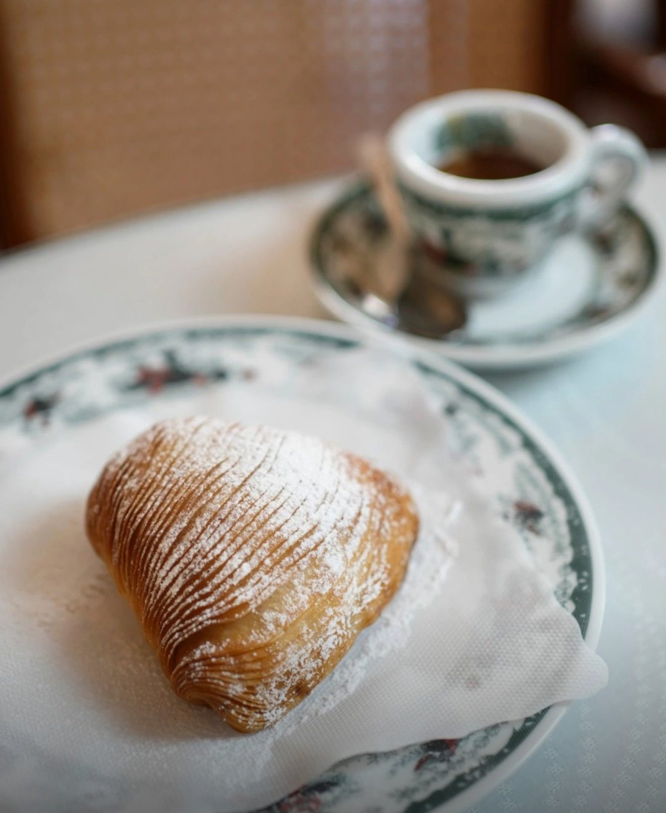 Tazzina da caffè in ceramica con piattino