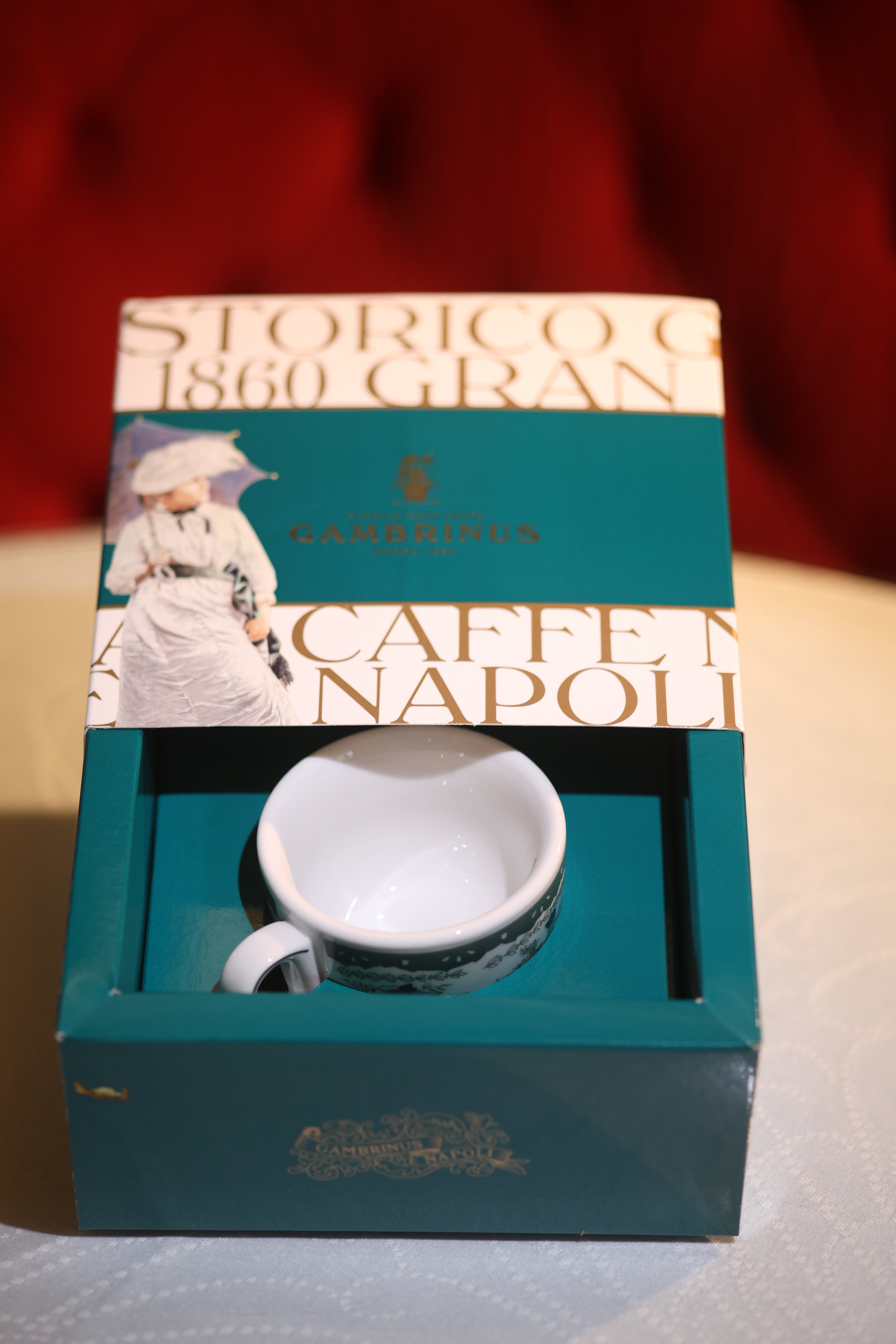 Tazza da cappuccino in ceramica con piattino