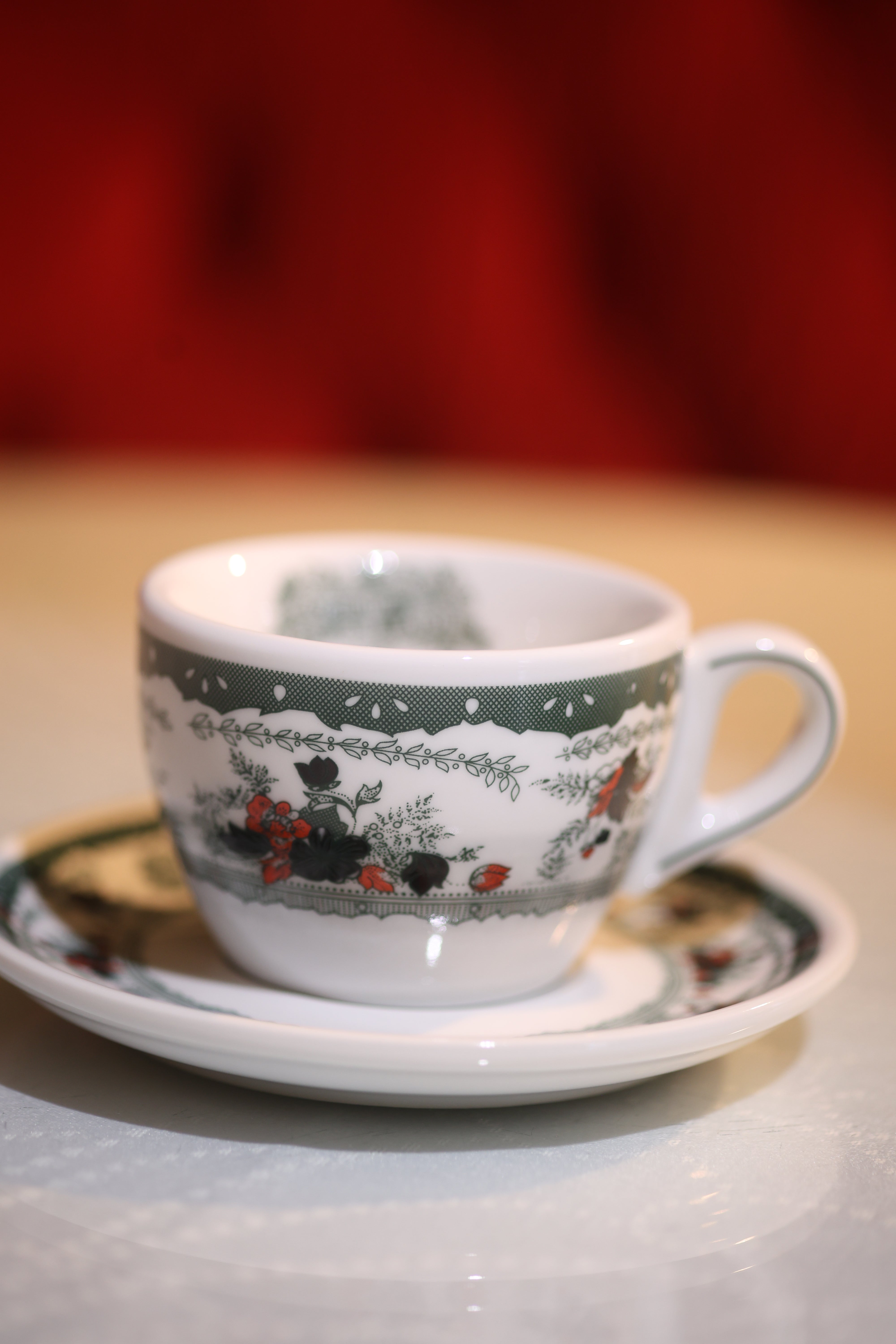 Tazza da cappuccino in ceramica con piattino