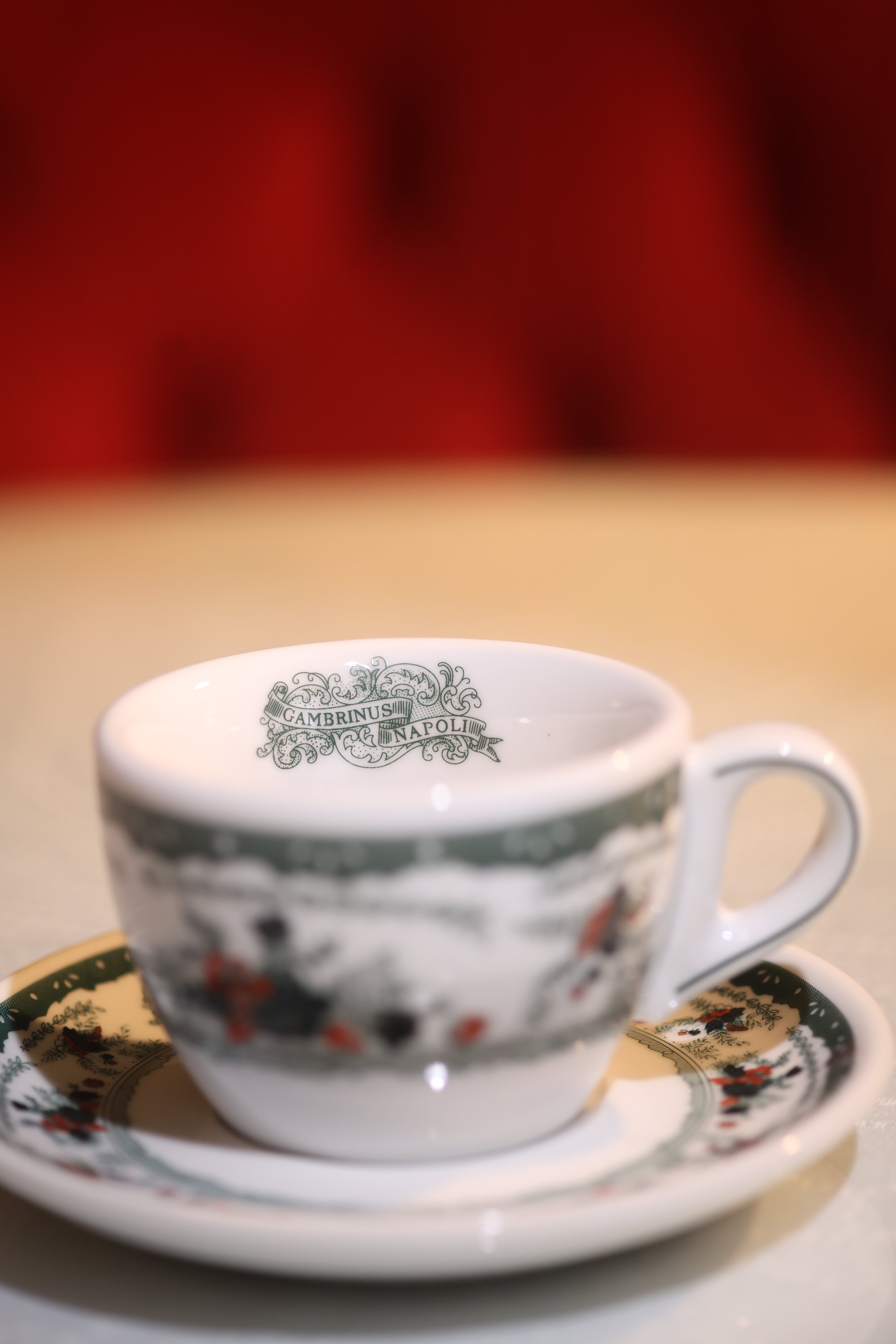 Tazza da cappuccino in ceramica con piattino