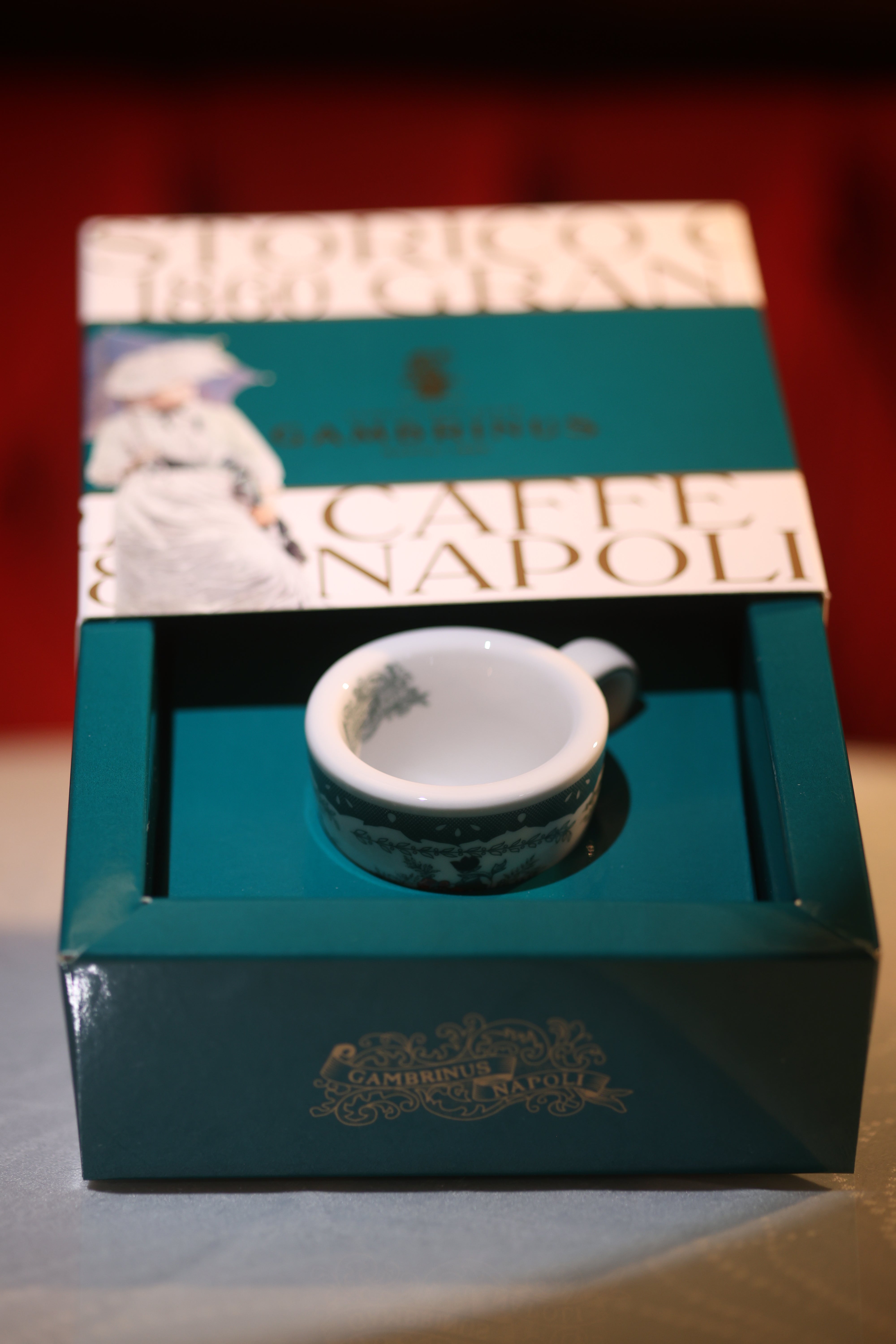 Tazzina da caffè in ceramica con piattino