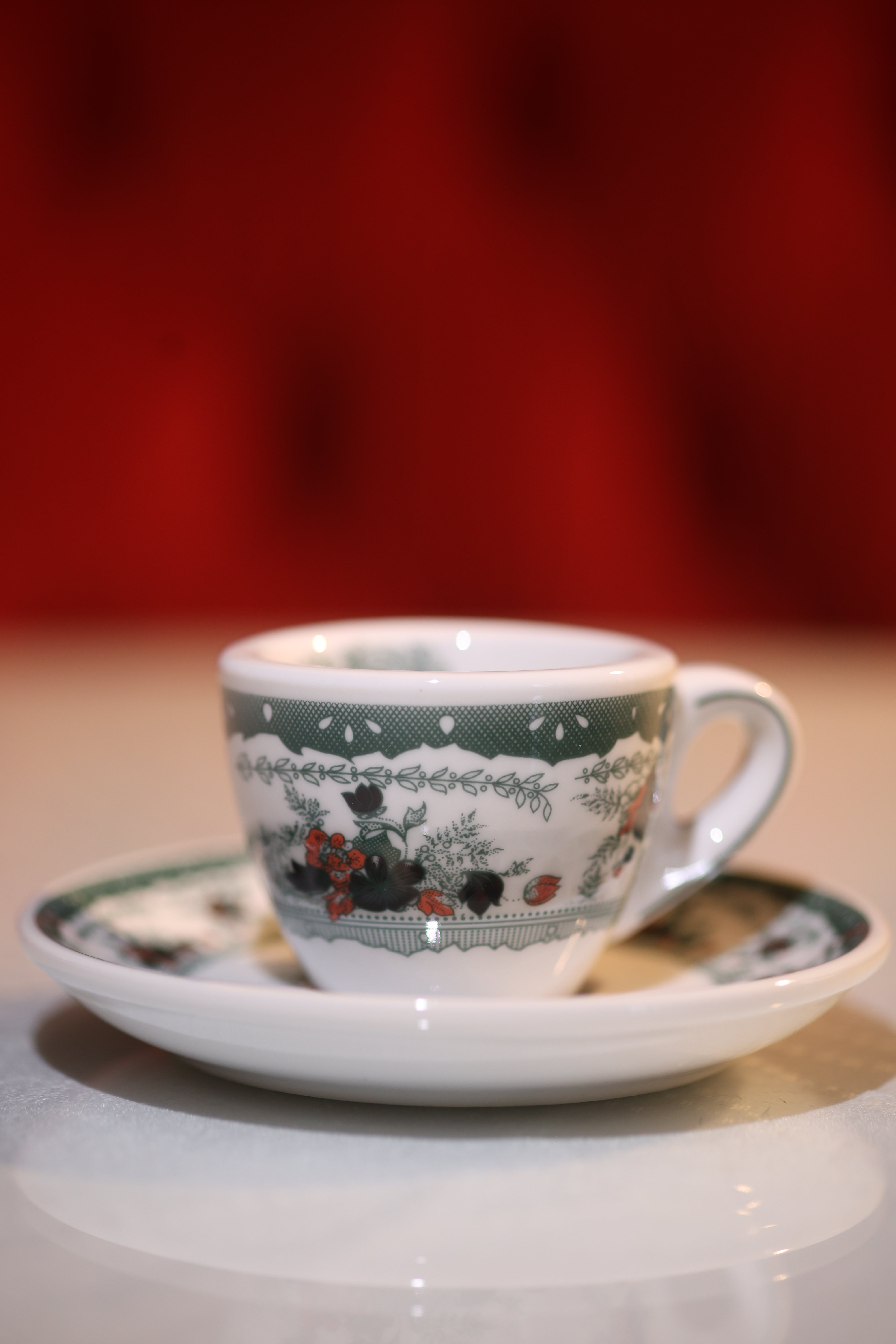 Tazzina da caffè in ceramica con piattino