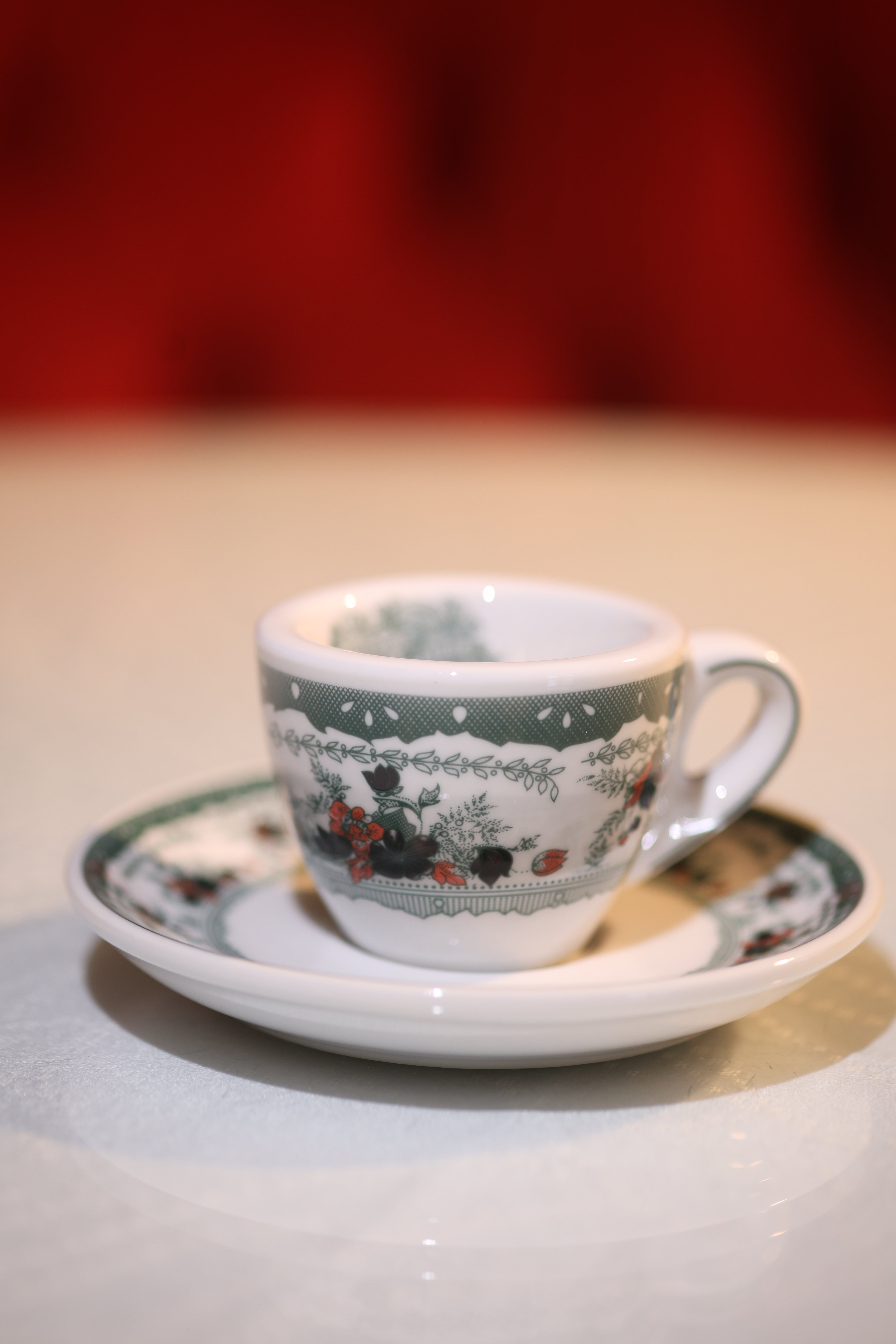 Tazzina da caffè in ceramica con piattino