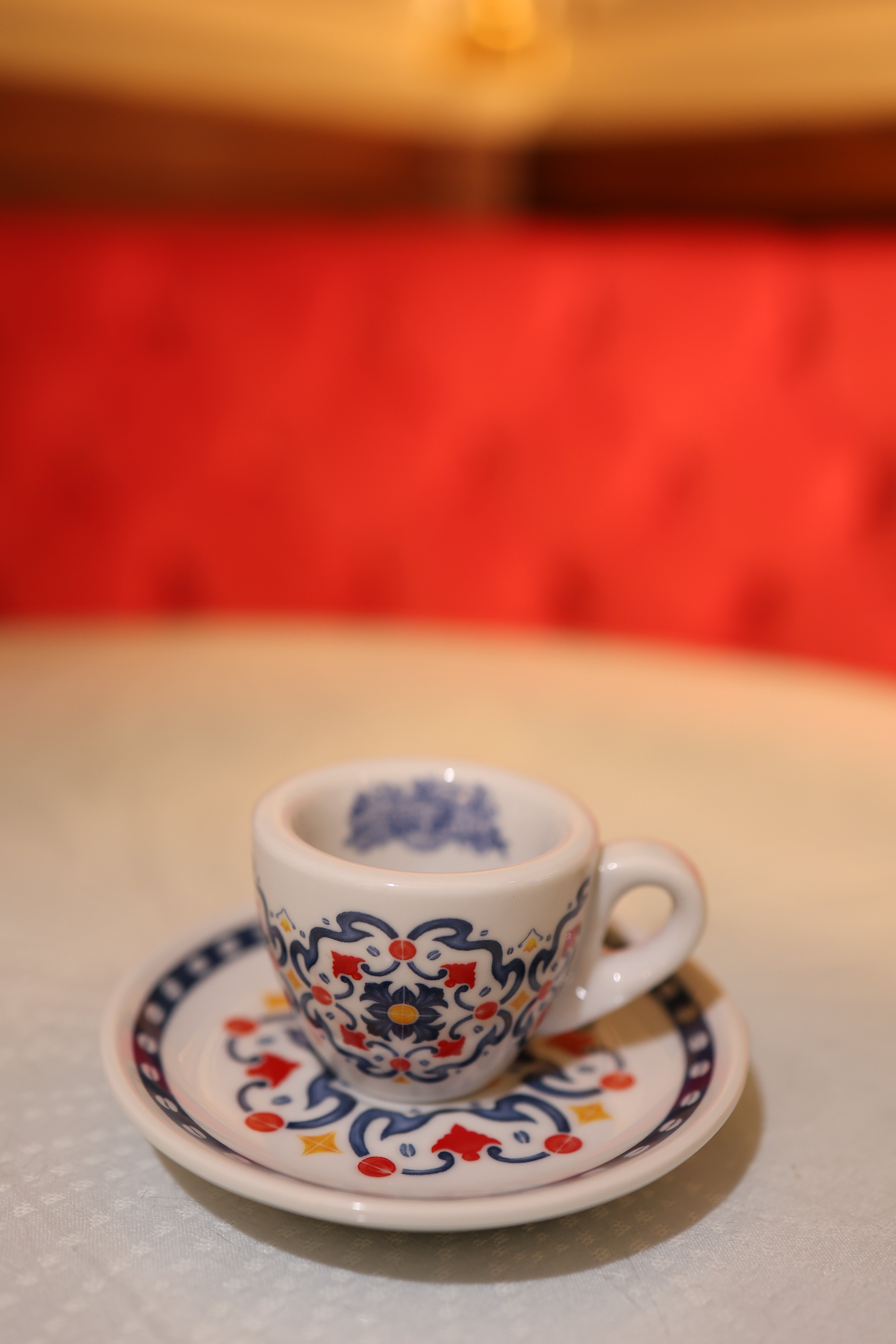 Tazzina da caffè in ceramica con decoro maiolicato