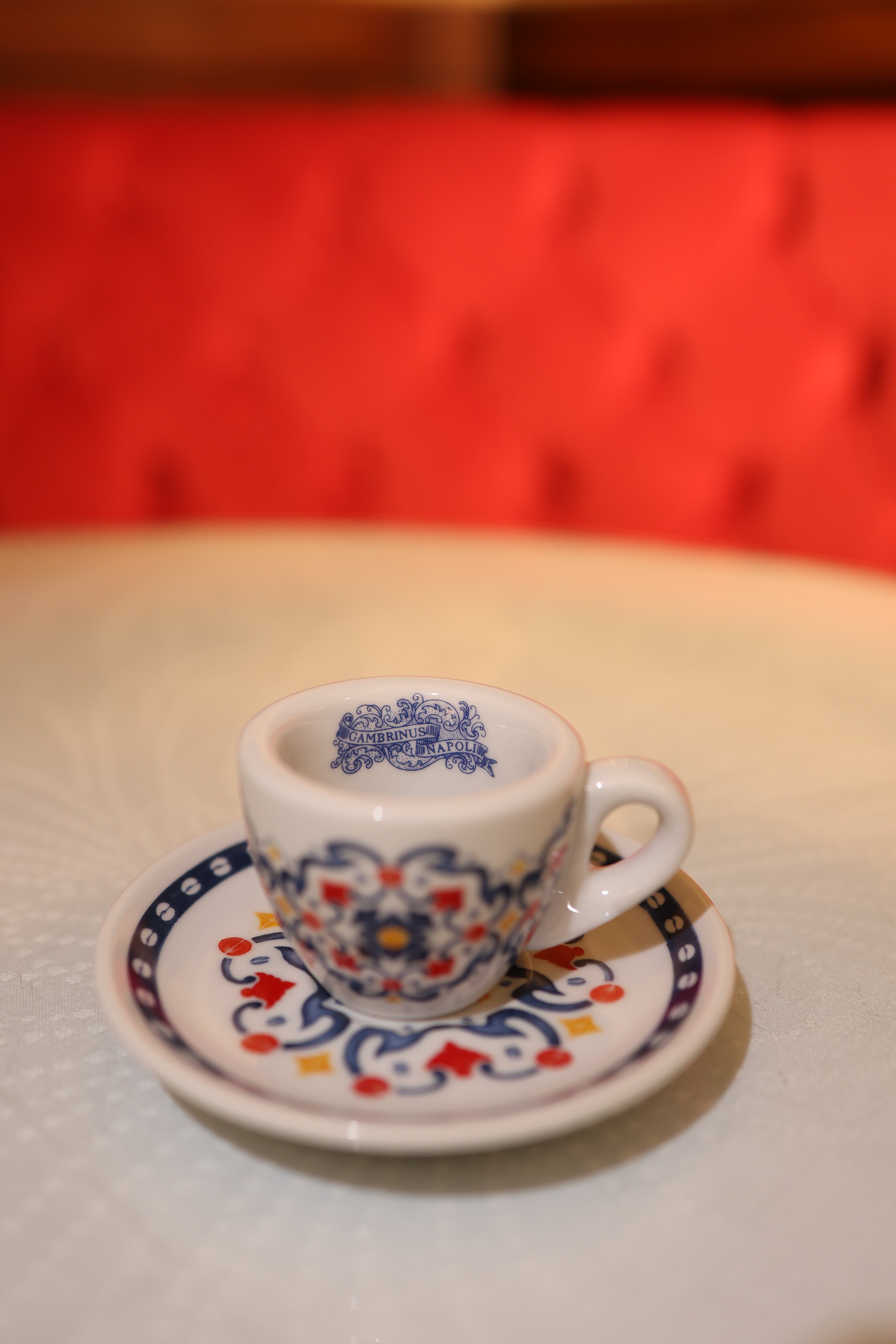 Tazzina da caffè in ceramica con decoro maiolicato