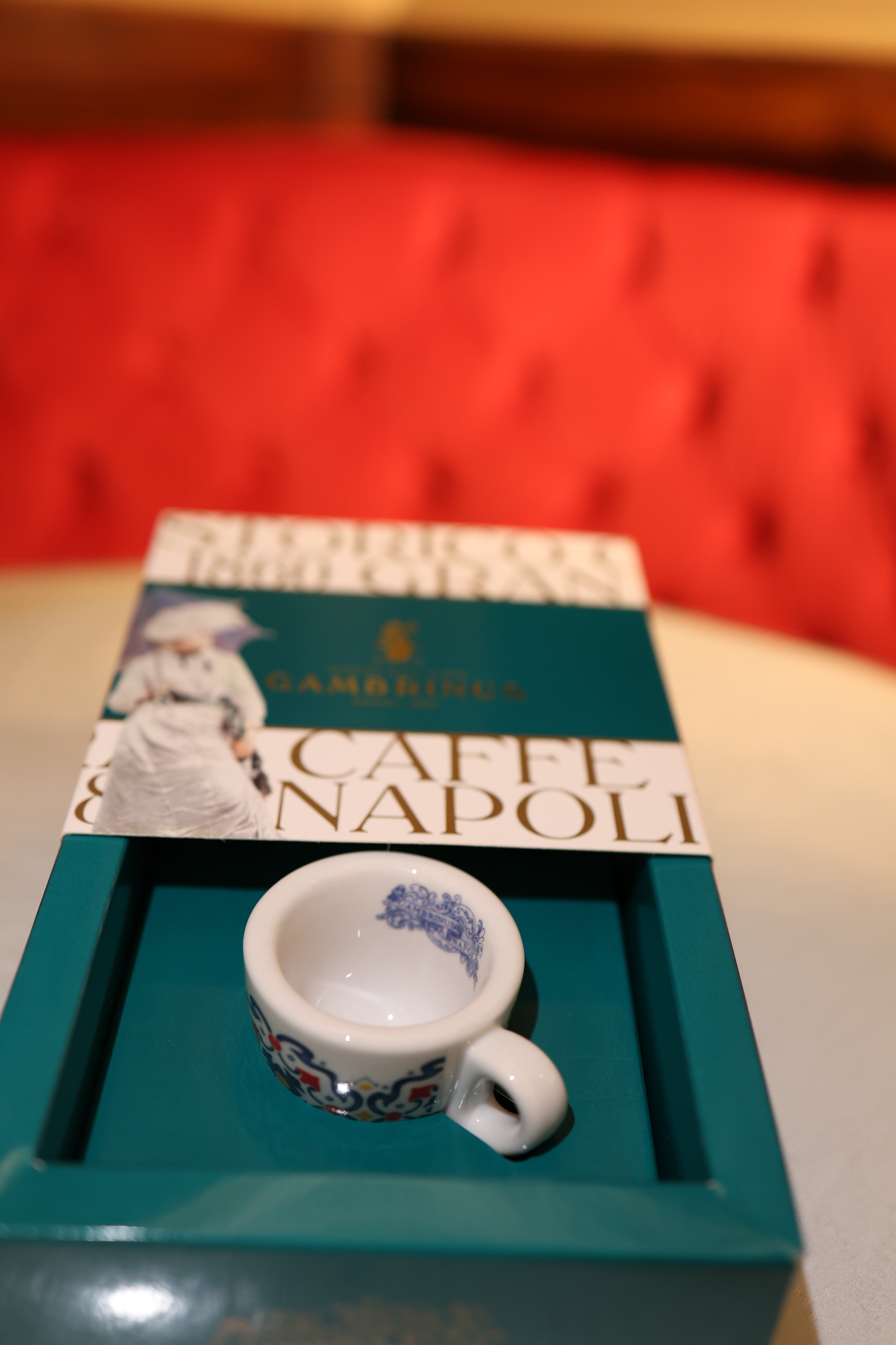 Tazzina da caffè in ceramica con decoro maiolicato