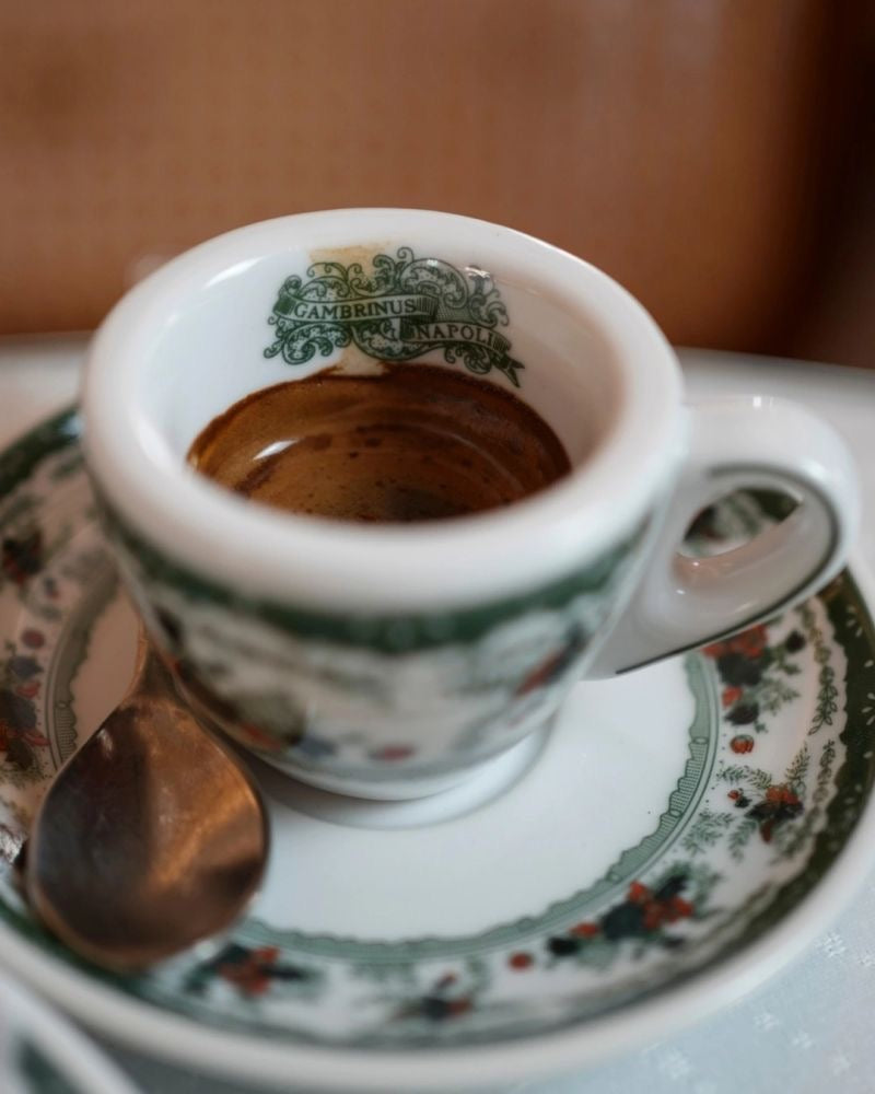 Tazzina da caffè in ceramica con piattino