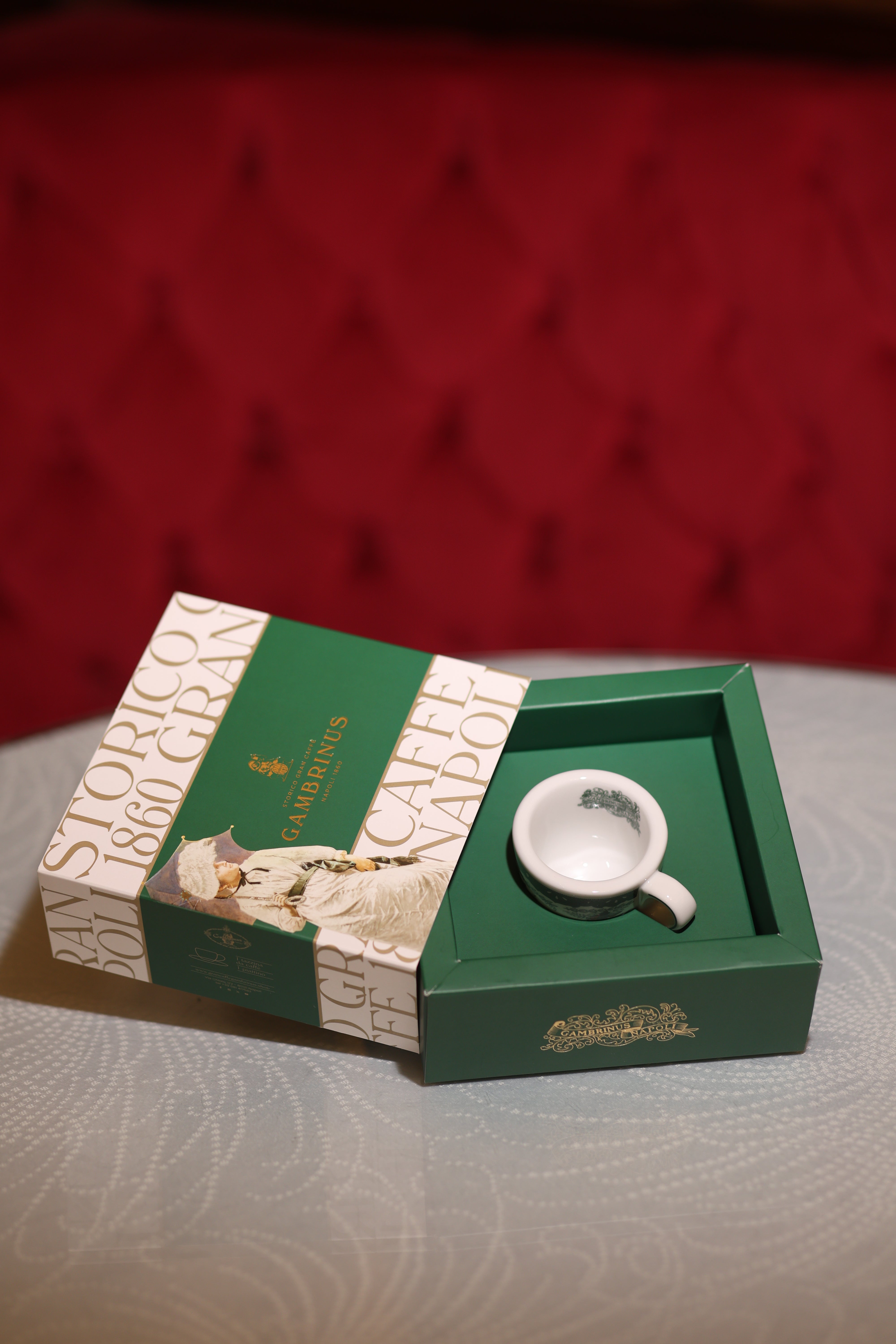 Tazza da cappuccino in ceramica con piattino