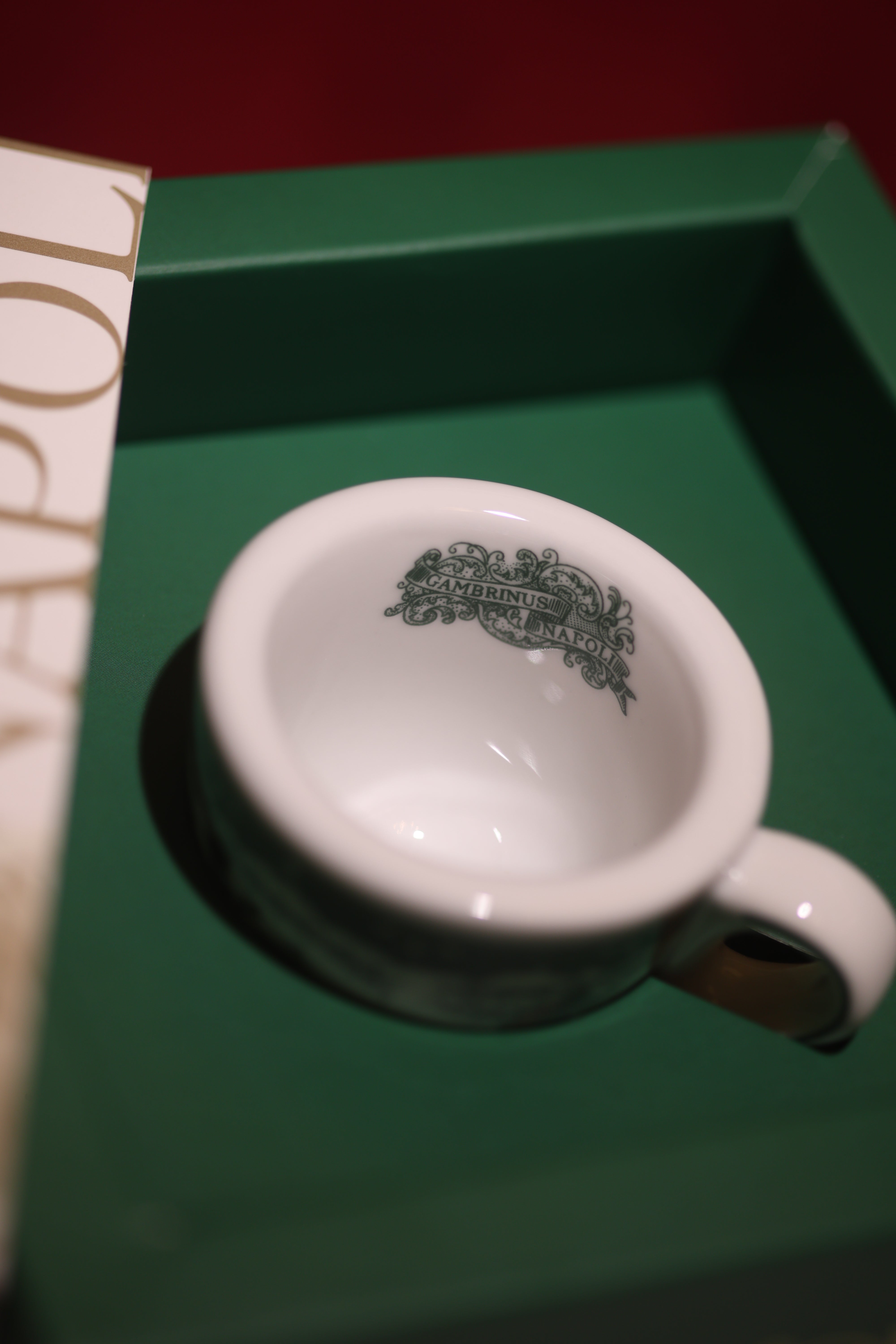 Tazzina da caffè in ceramica con piattino