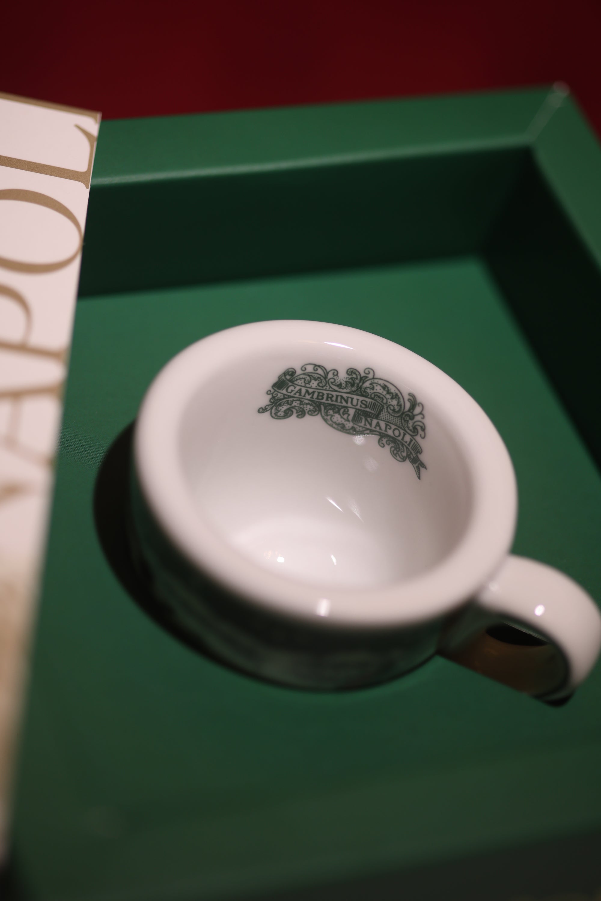 Tazzina da caffè in ceramica con piattino