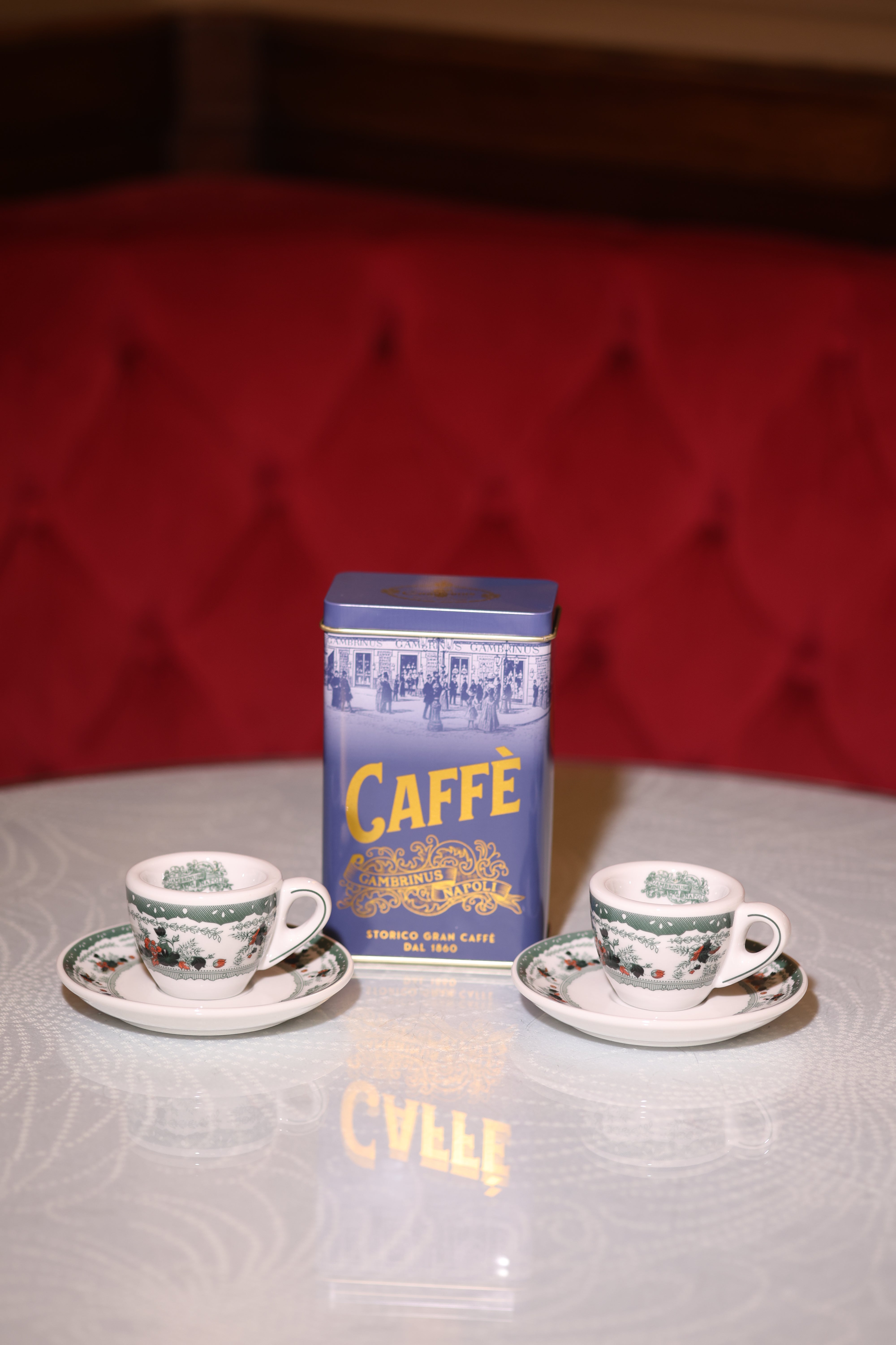 Due tazzine da caffè e latta di caffè Gambrinus 250gr