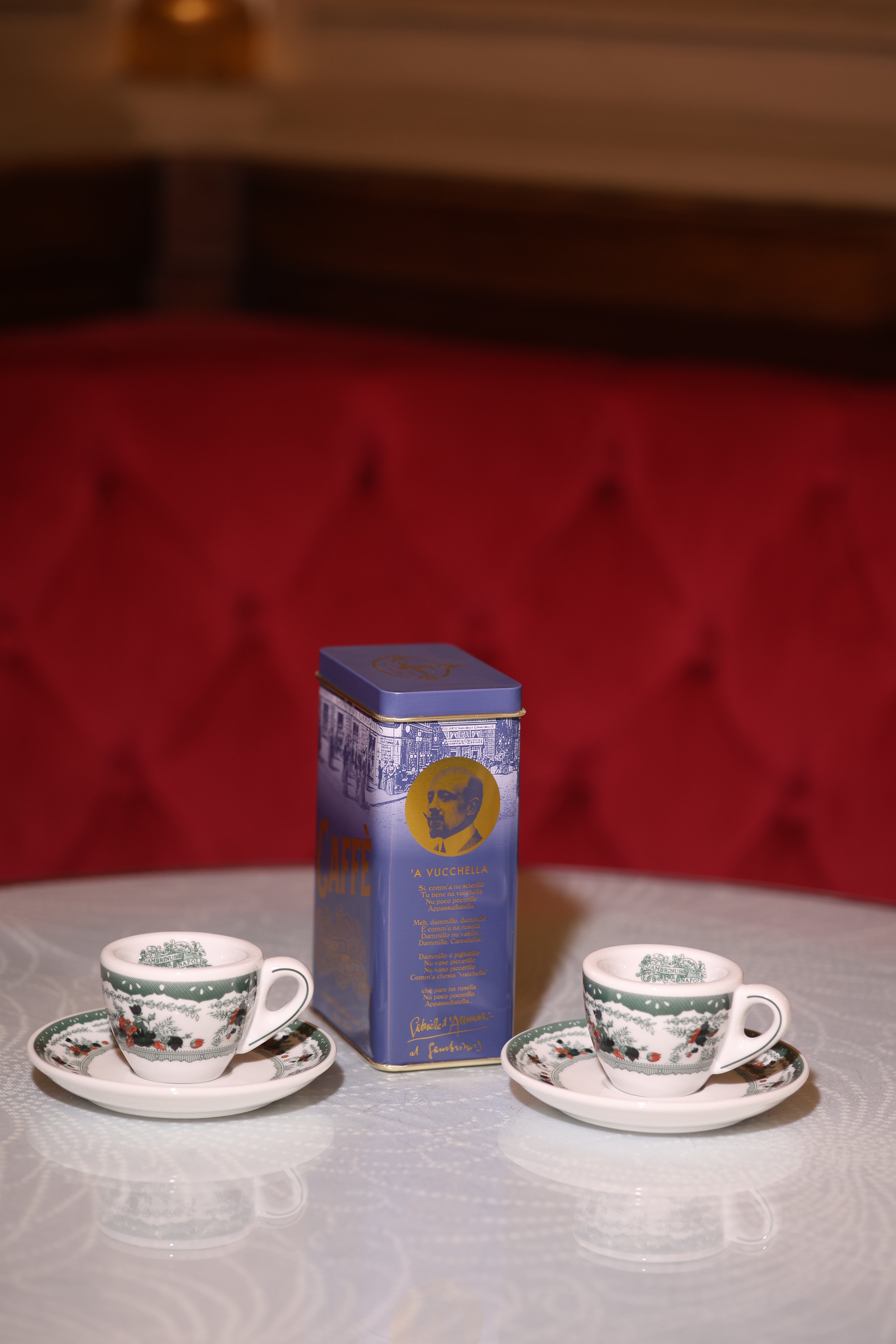 Due tazzine da caffè e latta di caffè Gambrinus 250gr