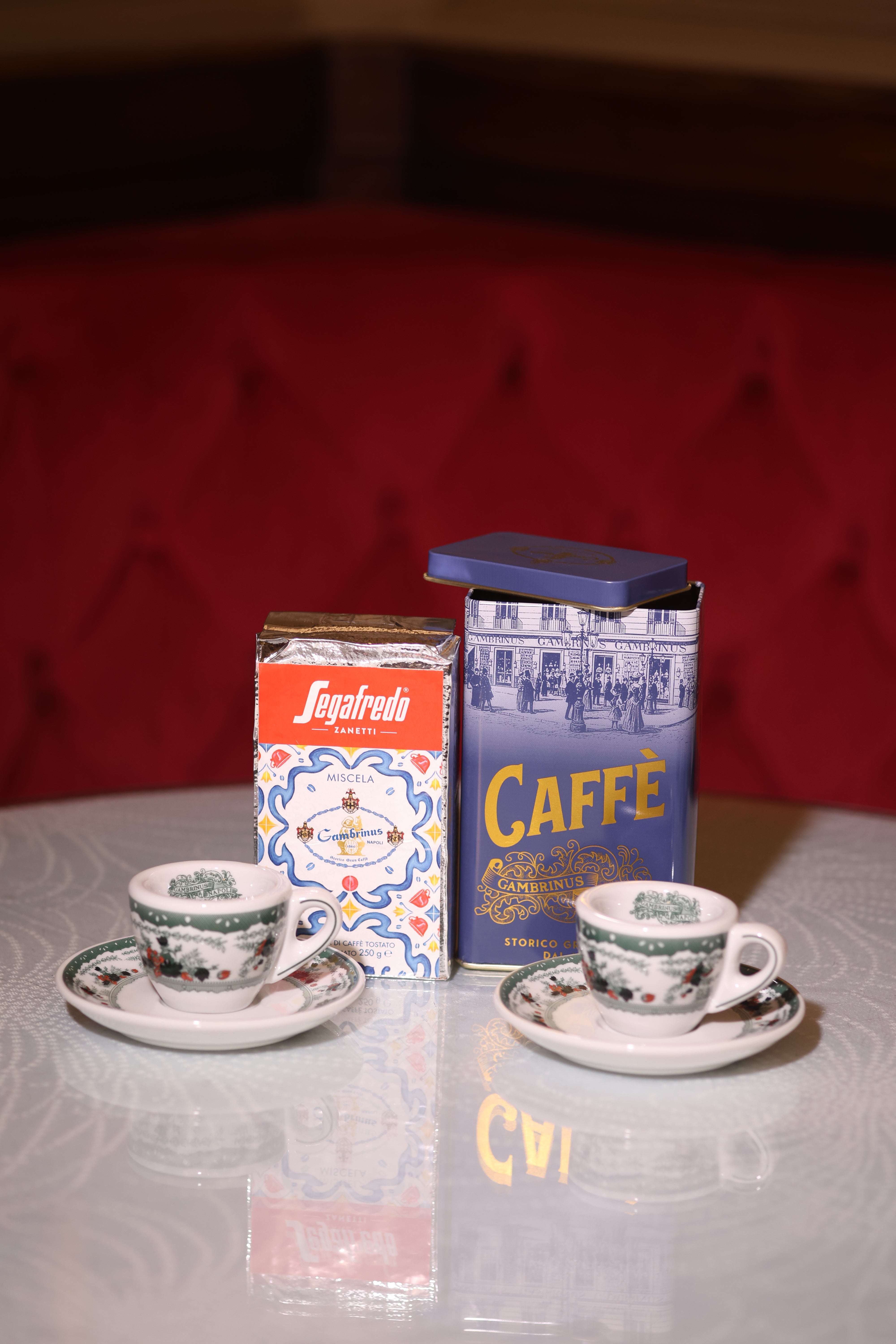 Due tazzine da caffè e latta di caffè Gambrinus 250gr