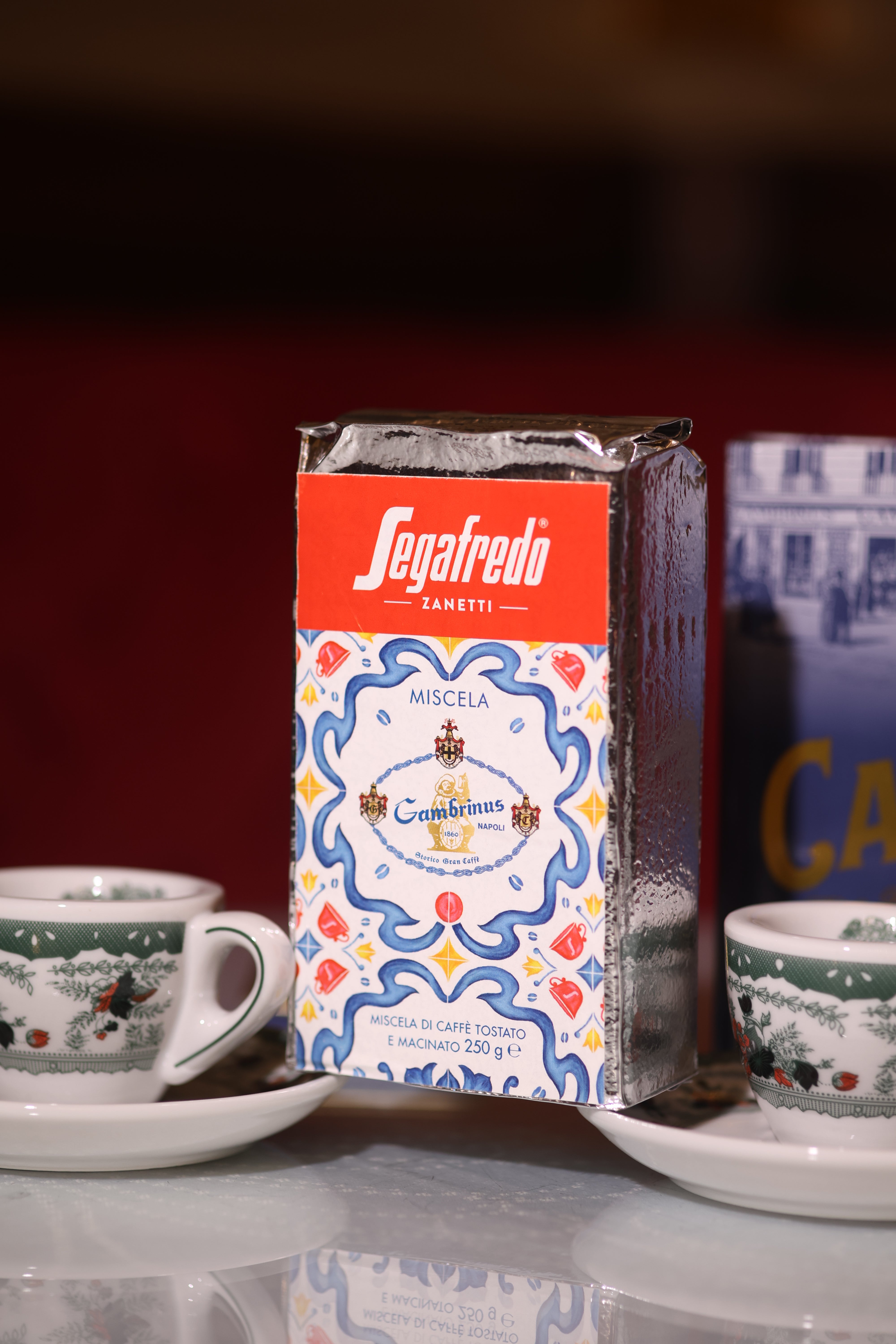 Due tazzine da caffè e latta di caffè Gambrinus 250gr