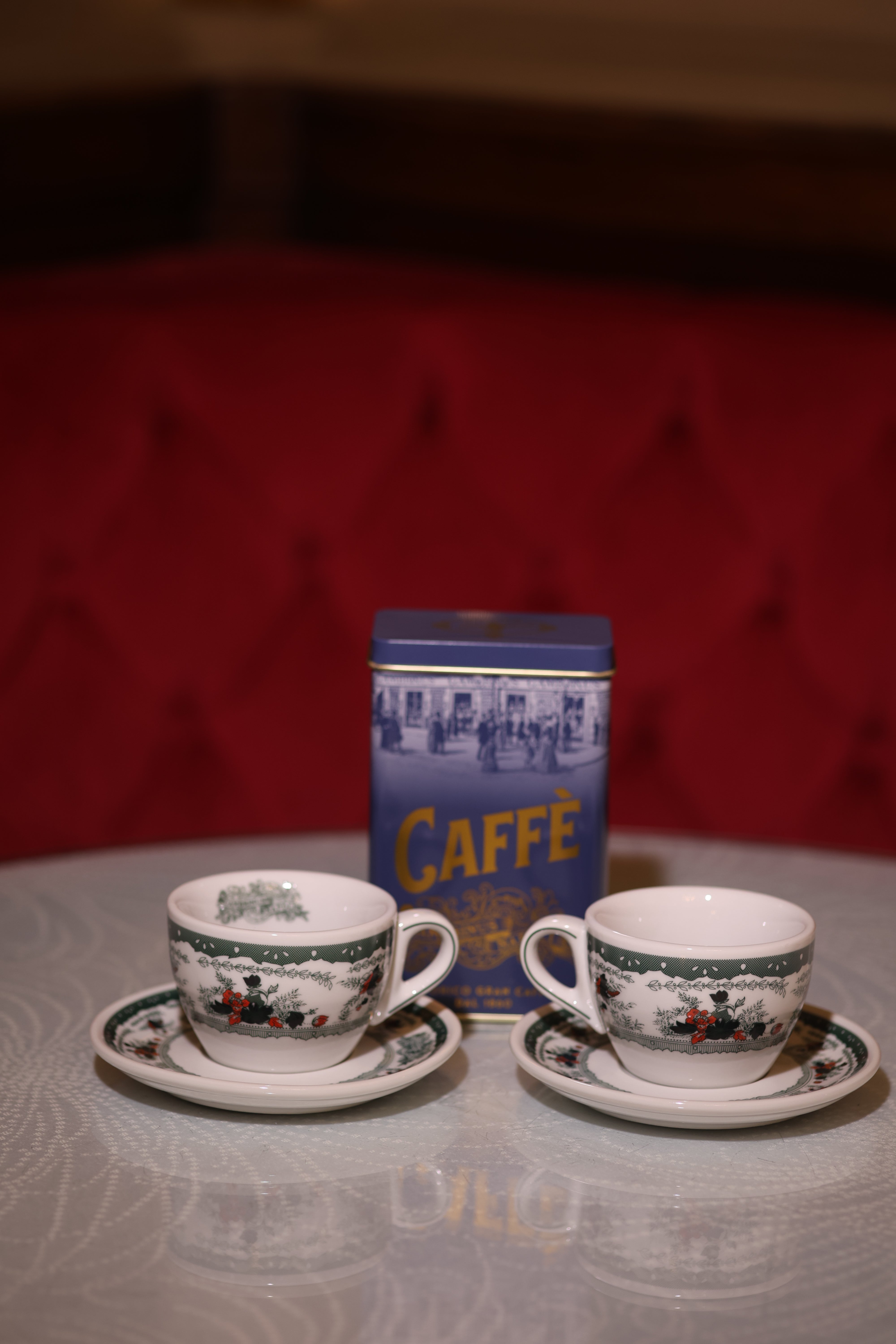 Due tazze da cappuccino e latta di caffè Gambrinus 250gr