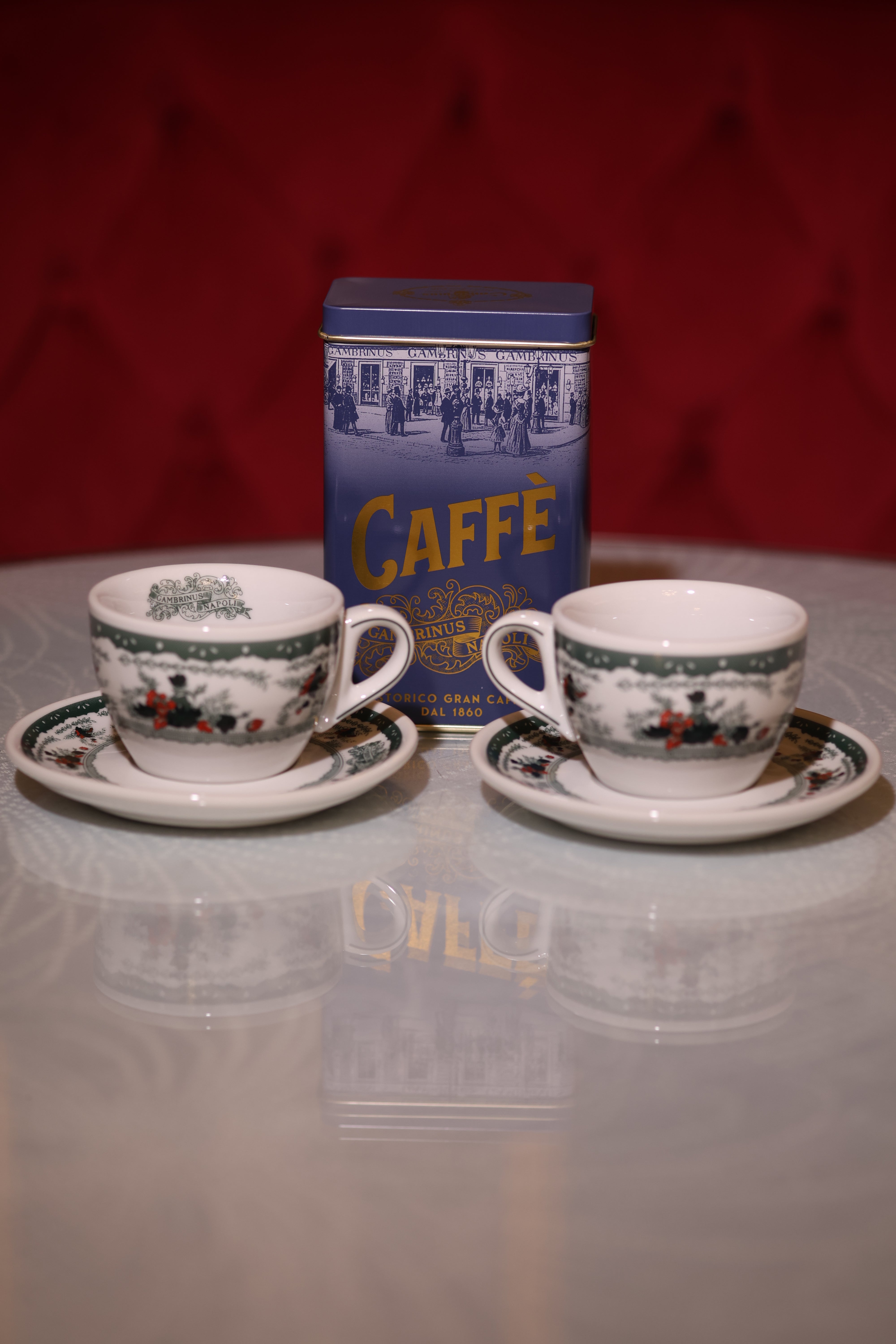 Due tazze da cappuccino e latta di caffè Gambrinus 250gr