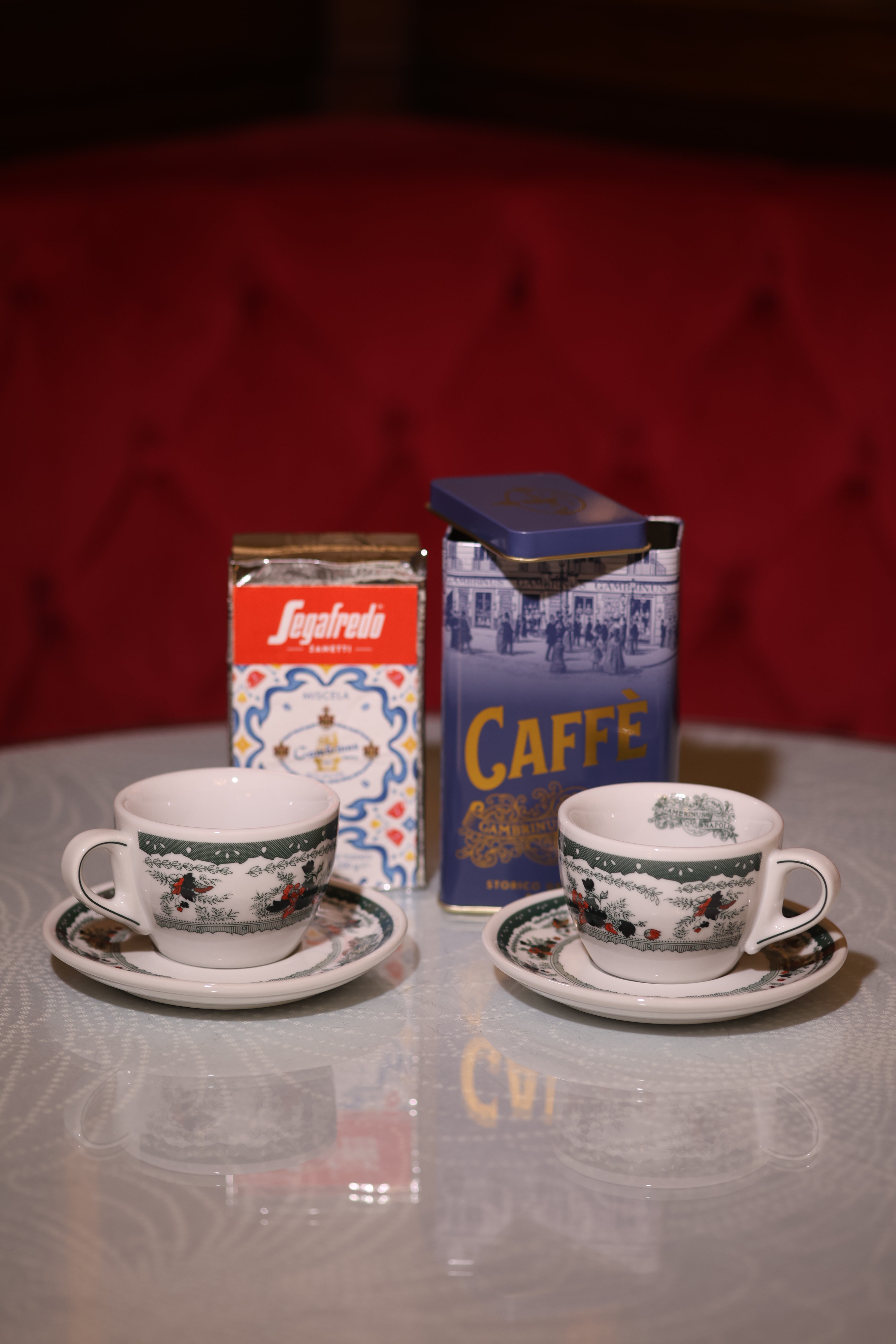 Due tazze da cappuccino e latta di caffè Gambrinus 250gr