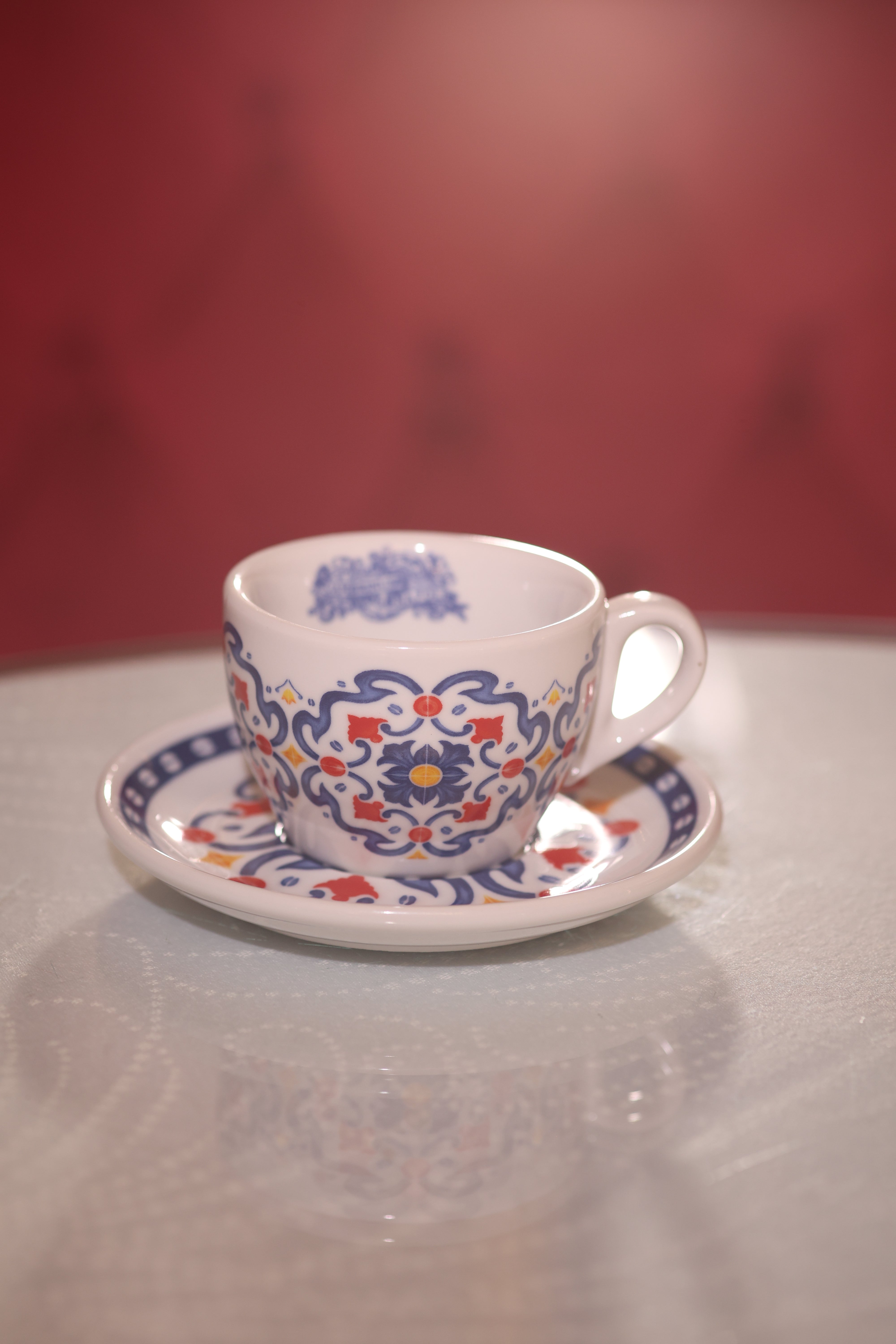 Tazza da cappuccino con decoro maiolicato