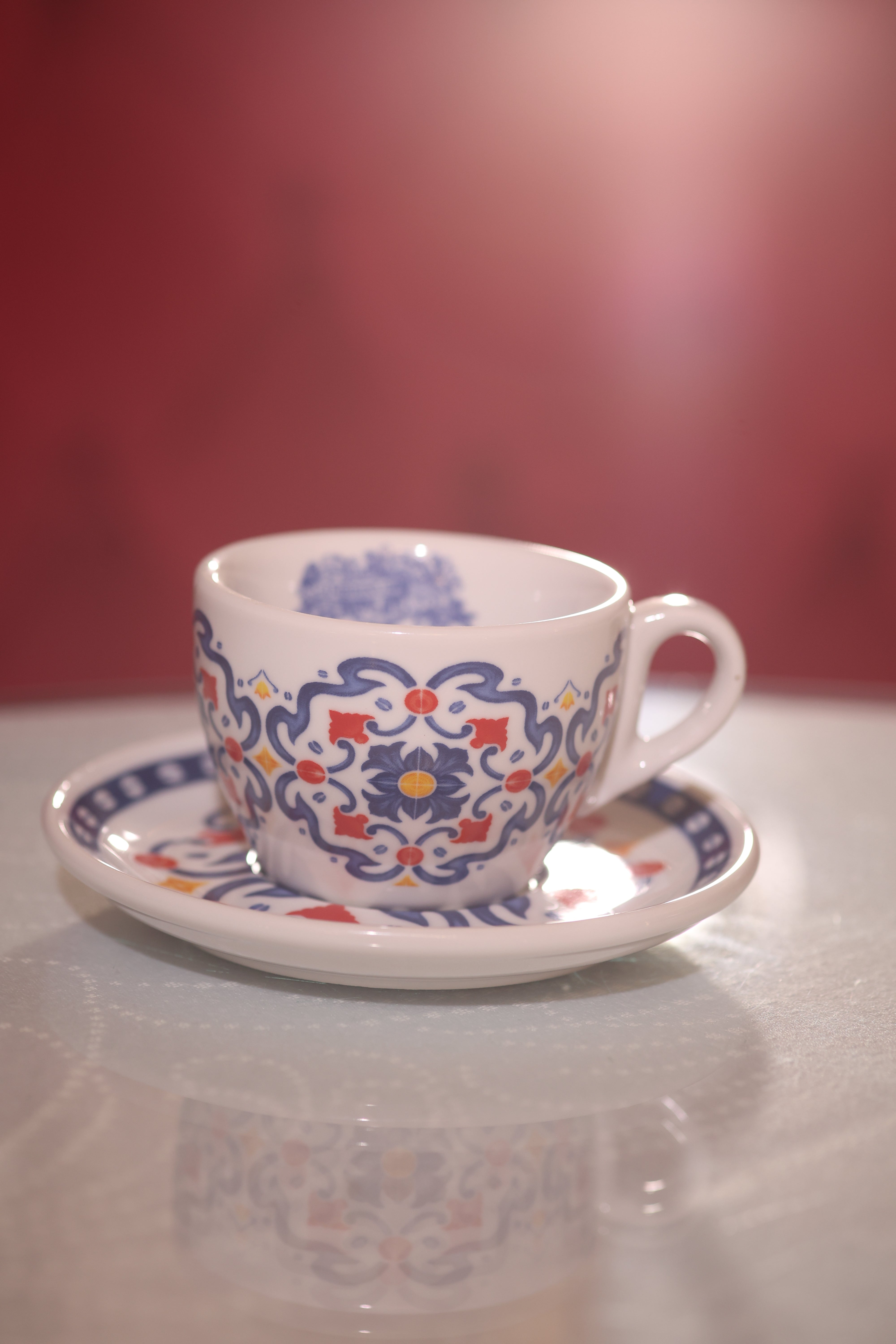 Tazza da cappuccino con decoro maiolicato